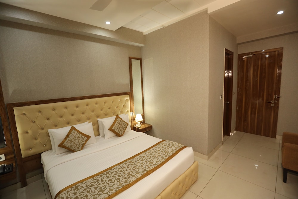 Hotel Starex Opp. Artemis Hospital