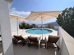 Remarkable 4-bed Villa in Denovici