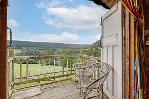 Glamping Wagon - 1 x Double Bed, 2 x Single Bed