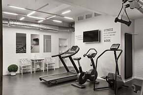 Hypernym Hotel & Suites