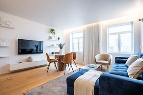 Almada 551 by LovelyStay