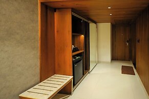 Royal Plaza Suites by RAK Rooms