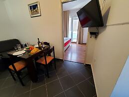 Apartment 4 Sleeps 4 Guests