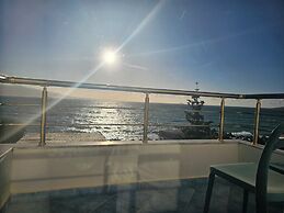 1bed Beachfront With Seaview Balcony - 5mintobeach