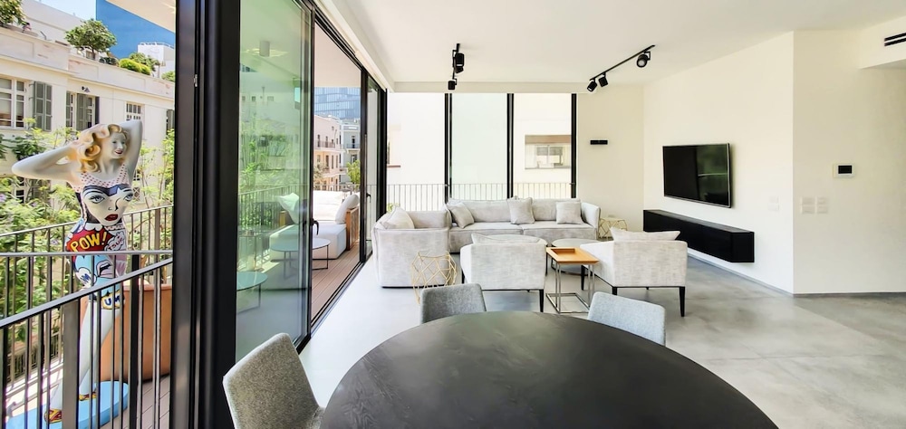Yavne Brillant in Tel Aviv-yafo