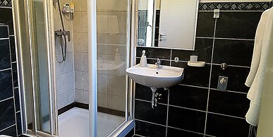 Apartment 5 Double Bed & Bidet Sleeps 2 Guests
