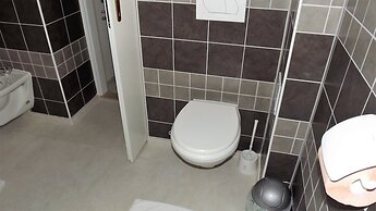 Apartment 5 Double Bed & Bidet Sleeps 2 Guests