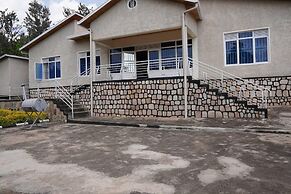 House - Sleeps 6 - Parking - Garden