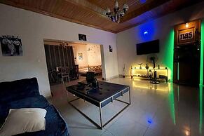 House - Sleeps 6 - Parking - Garden