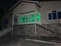 House - Sleeps 6 - Parking - Garden