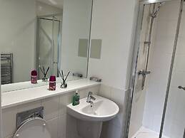 Mordern Retro 2 Bedroom Apartment