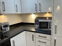 Mordern Retro 2 Bedroom Apartment