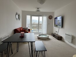 Mordern Retro 2 Bedroom Apartment