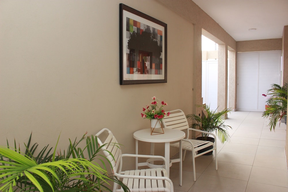 1 Bed Apartment Sleeps 2 - Pool, Parking, Wifi