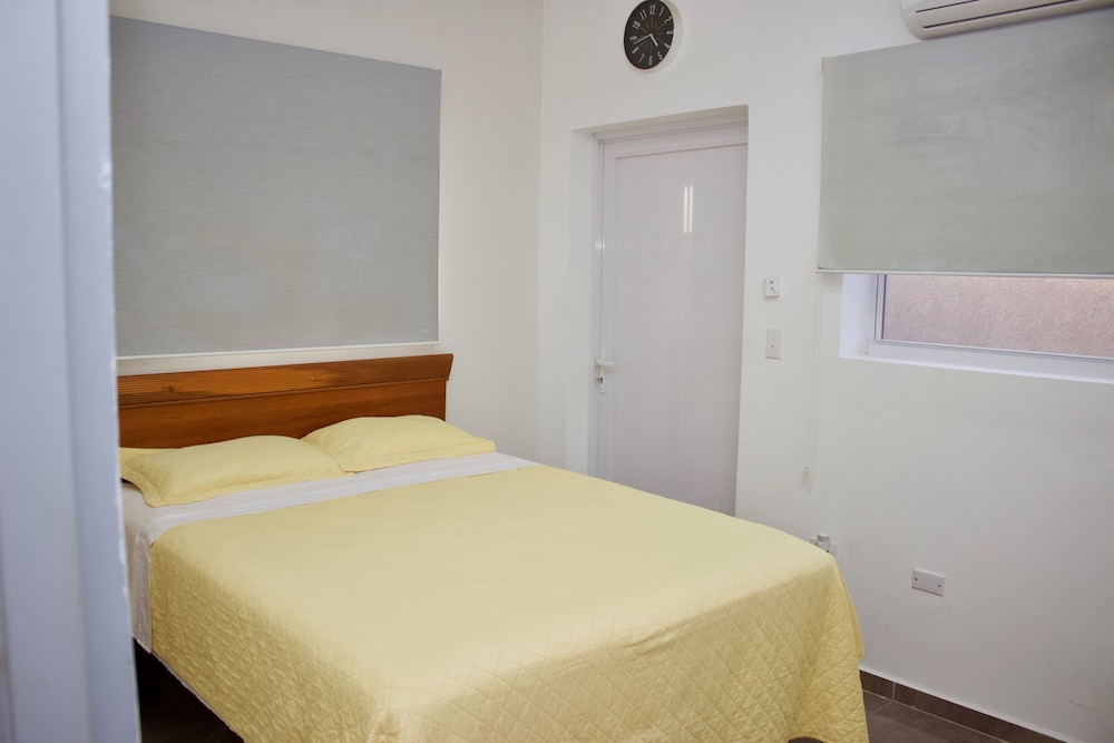 1 Bed Apartment Sleeps 2 - Pool, Parking, Wifi