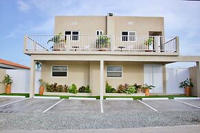 1 Bed Apartment Sleeps 2 - Pool, Parking, Wifi