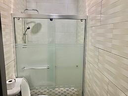 1 Bed Apartment Sleeps 2 - Pool, Parking, Wifi