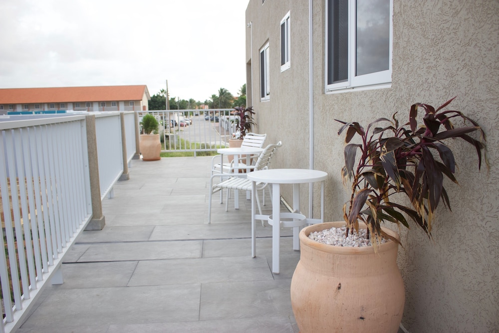 1 Bed Apartment Sleeps 2 - Pool, Parking, Wifi