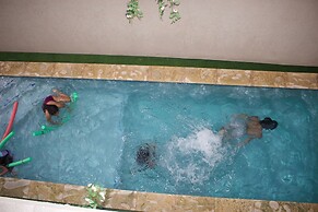 1 Bed Apartment Sleeps 2 - Pool, Parking, Wifi