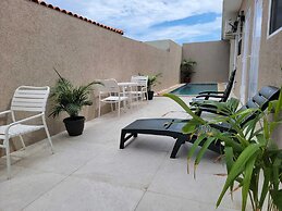 1 Bed Apartment Sleeps 2 - Pool, Parking, Wifi