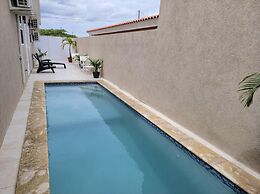1 Bed Apartment Sleeps 2 - Pool, Parking, Wifi