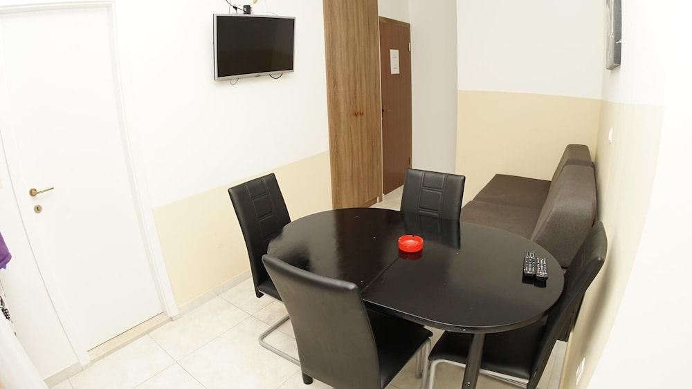 Apartment 11 Sleeps 4 Guests