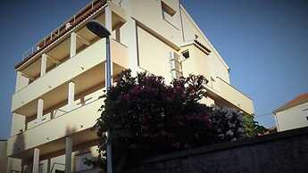 Apartment 11 Sleeps 4 Guests
