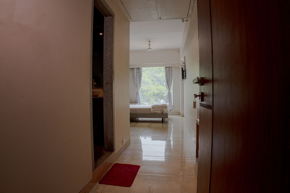 KJSP SEASONS HOTEL