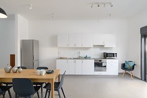 New & Bright 2BR with Balcony near Beach