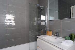 New & Bright 2BR with Balcony near Beach