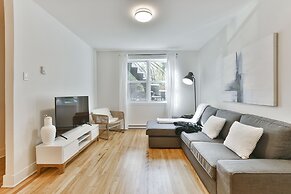 Lovely 1BR - 5mins from Laurier Metro