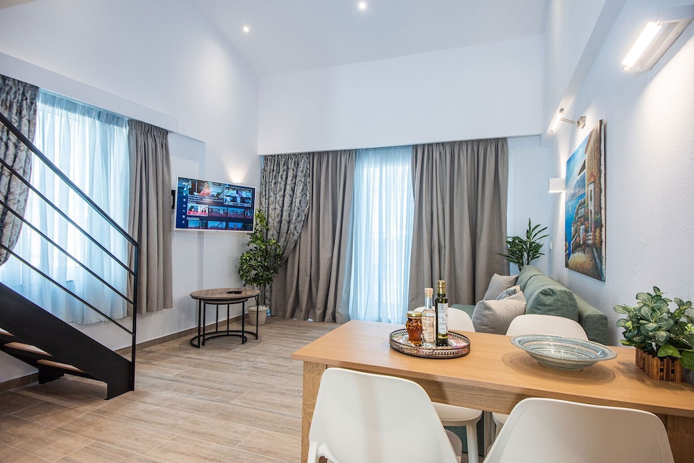 Ammos Luxury Suites