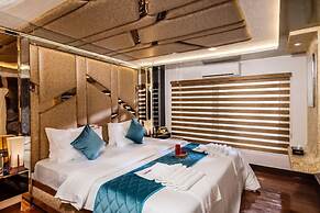 Premium Houseboat
