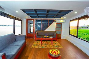 Premium Houseboat