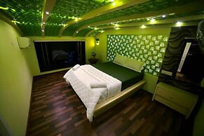 Premium Houseboat