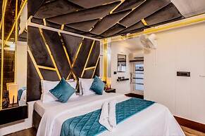 Premium Houseboat