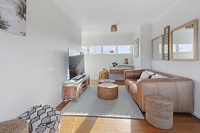 Amazing Home By Beach - Aircon-ed