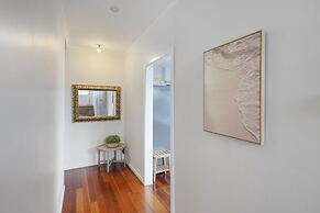 Amazing Home By Beach - Aircon-ed