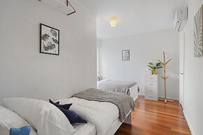 Amazing Home By Beach - Aircon-ed