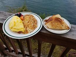 Salmon Falls Resort