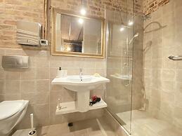 Centrally Located Historical Flat in Beyoglu