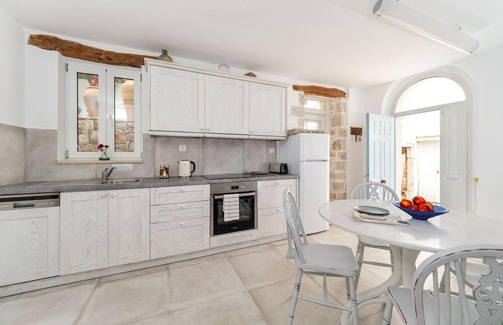 The Harbour House - Waterfront 1 Bedroom Suite