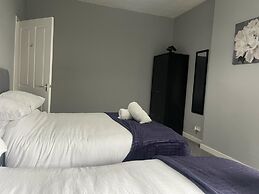 Immaculate 3-bed Apartment in Glasgow Close to M8