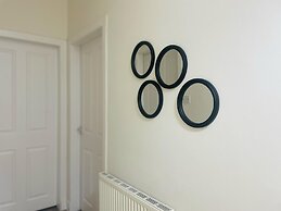 Immaculate 3-bed Apartment in Glasgow Close to M8
