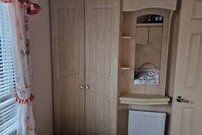 Caravan - Sleeps 4 - Pet Friendly - Parking