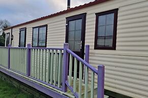 Caravan - Sleeps 4 - Pet Friendly - Parking