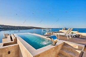Luxury House With Pool