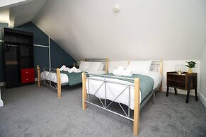 4 Bed Flat - Sleeps 4 - Parking - Wifi