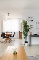 Bright and Fresh Family Home near Beach