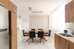 Bright and Fresh Family Home near Beach